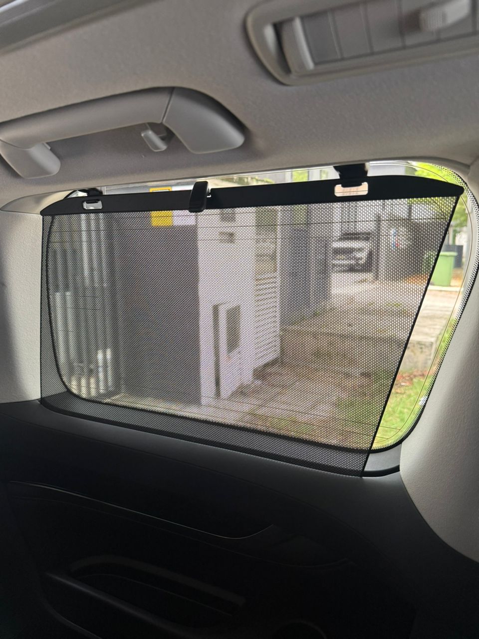 M-1302 THIRD ROW PASSENGER DOOR SUNBLIND REPAIR