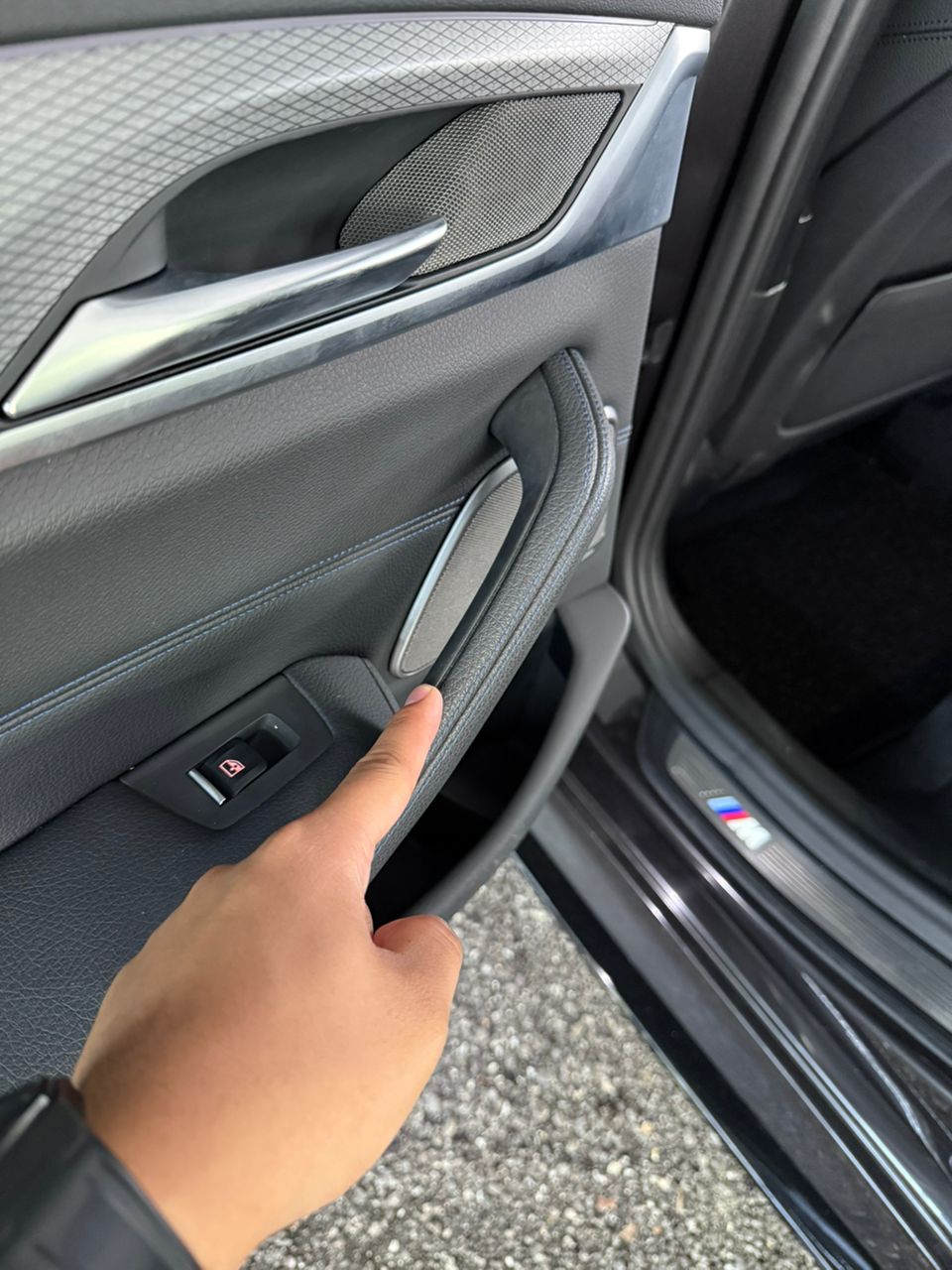 DOOR 2ND PASSENGER HANDLE